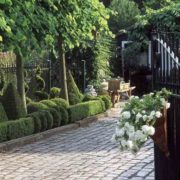 Bussen vol toeristen houden halt voor de siertuinen van Huys en Hof